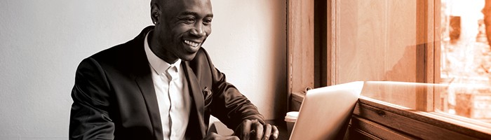 En person genomför en eLearning-kurs på en bärbar dator