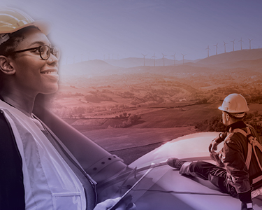 Travailleurs industriels travaillant sur des éoliennes