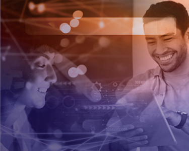 Clienti sorridenti che utilizzano i loro dispositivi