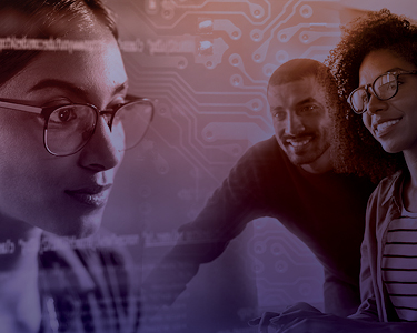 Professionnels de la technologie souriants au travail