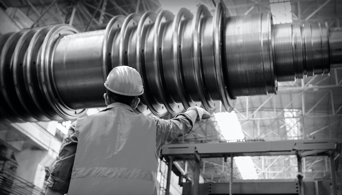 Mitarbeiter mit Sicherheitshelm in einer industriellen Anlage