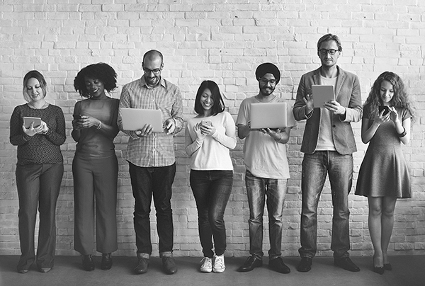 Concept de différences culturelles à travers les nouvelles technologies. Transcréation et culture locale