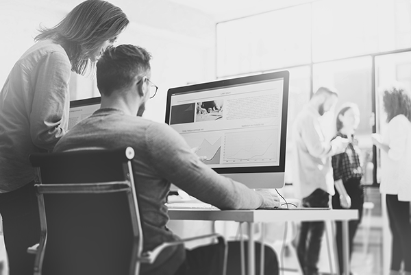 équipe travaillant sur la création de site multilingues