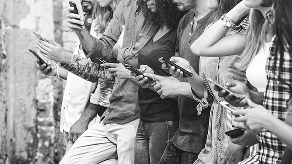groupe de personnes connectés sur leurs smartphones