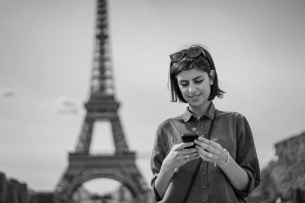 Touriste à Paris utilisant application sur smartphone