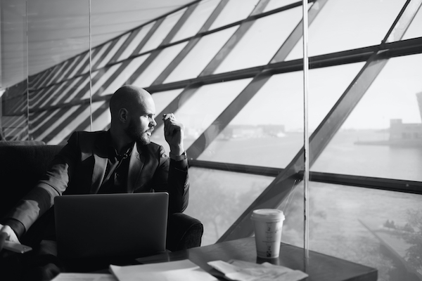 Hombre trabajando en una campaña de marketing para empresa turística