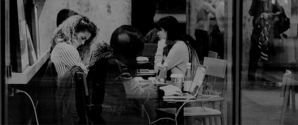 Mujeres trabajando en la transcreación de contenido web con vistas al SEO local