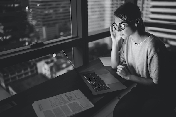 Creadora de contenido creando contenido de marca