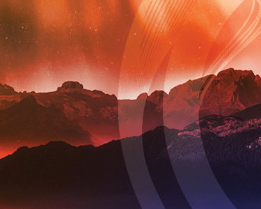 Combinazione dinamica di elementi naturali e astratti: un pittoresco paesaggio di montagna sotto un incandescente cielo rosso e arancione reso ancora più affascinante dai bagliori eterei dell'aurora. La grafica a onde e anelli del logo Aurora in sovrapposizione crea una sorprendente fusione di elementi naturali e digitali.