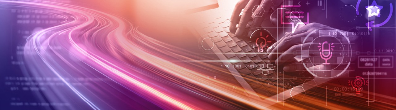 Person tippt auf einer Tastatur, Symbole und Datenautobahn 