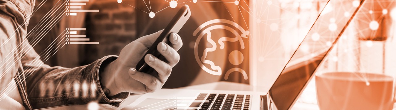 Hand hält Smartphone vor Computerbildschirm: Illustration zum Thema digitale Marktexpansion.