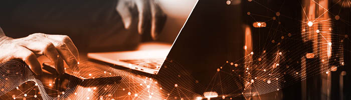 Hand tippt auf einem Smartphone vor einem Computerbildschirm: Illustration zum Thema Website-Übersetzung.