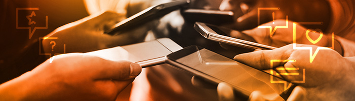 Fünf Personen, die mobile Apps verwenden