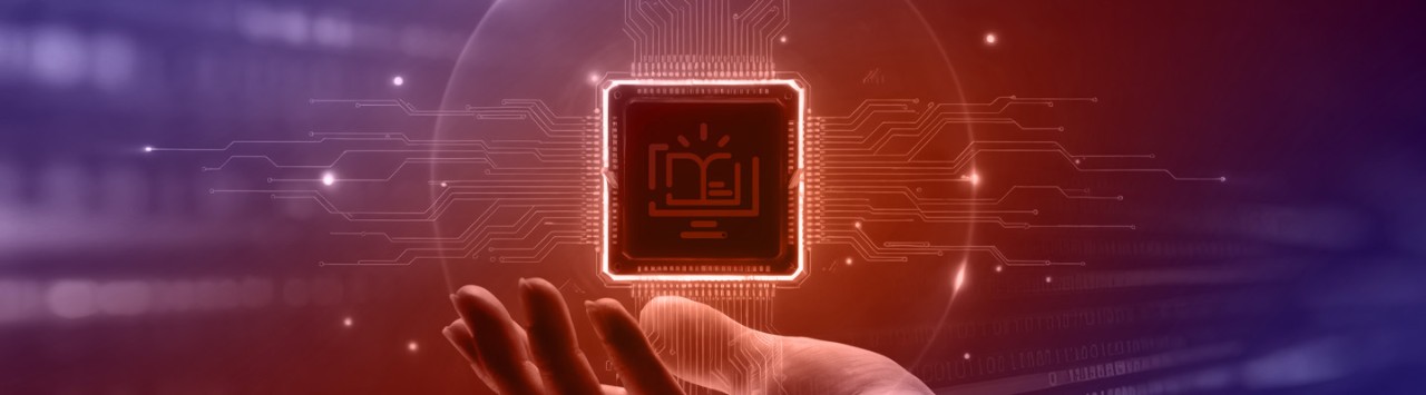 Symbol und Motherboard über einer Hand 