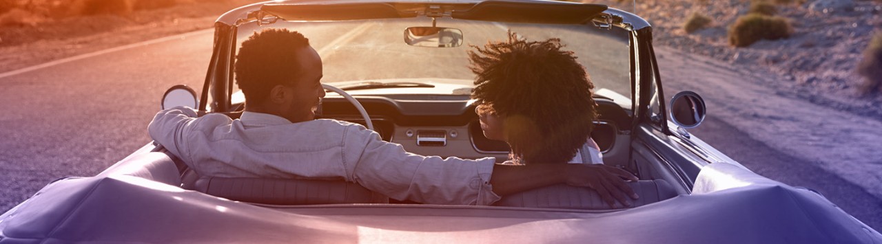 Dos personas conduciendo por una carretera abierta 