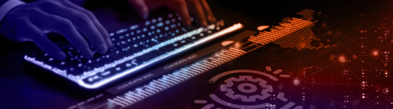 Persona usando un teclado iluminado