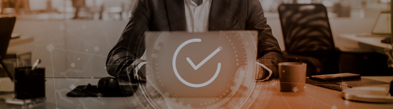 Investigador clínico consultando contenido en un portátil
