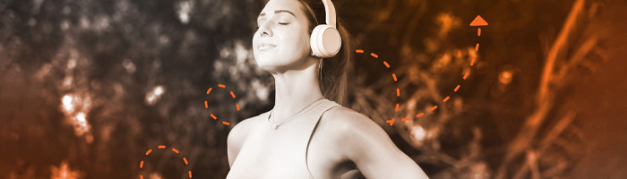 Una persona haciendo ejercicio con auriculares.