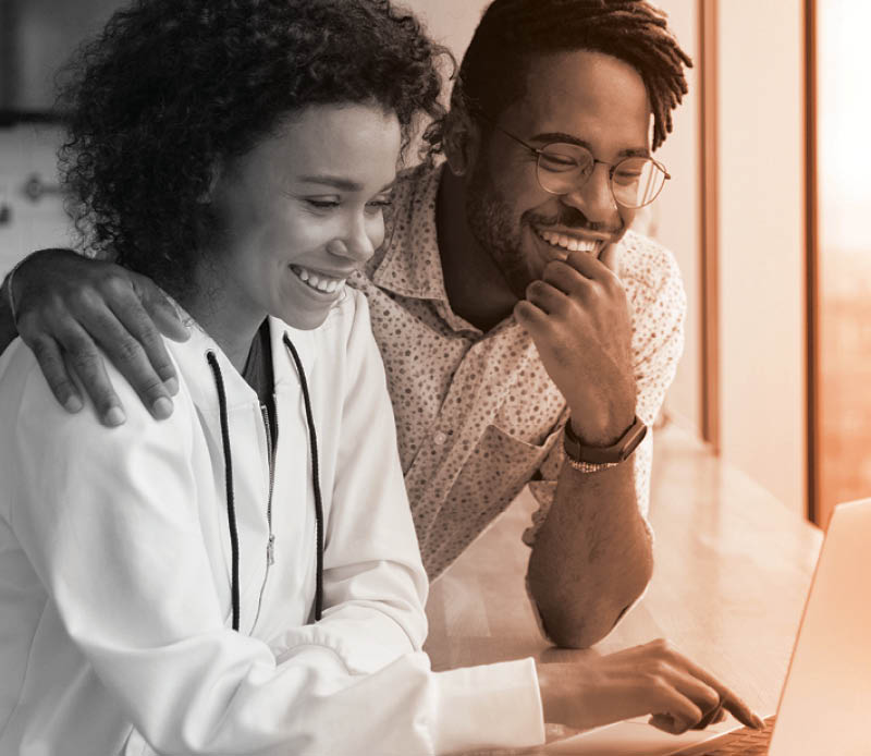 Couple on a computer looking at a digital invitation
