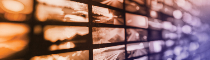 un mur de carreaux avec des images violettes et oranges