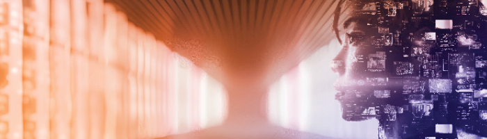personne en violet avec des milliers de tuiles de contenu et d'images