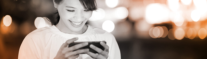 Personne en train d'utiliser un téléphone portable pour suivre une formation en ligne.