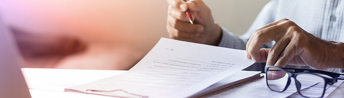 traducteur juridique révisant un document 