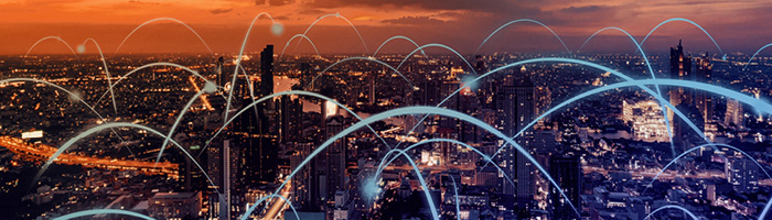 arcs de lumière sur l'horizon d'une ville 