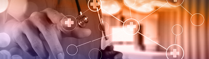 personne appuyant sur une icône médicale