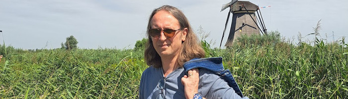 Nicolas dans un champ avec un moulin à vent