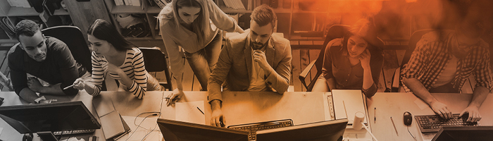 collaborateurs étudiant des solutions de localisation
