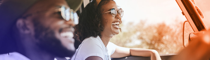 Deux voyageurs admirent la vue depuis leur véhicule.