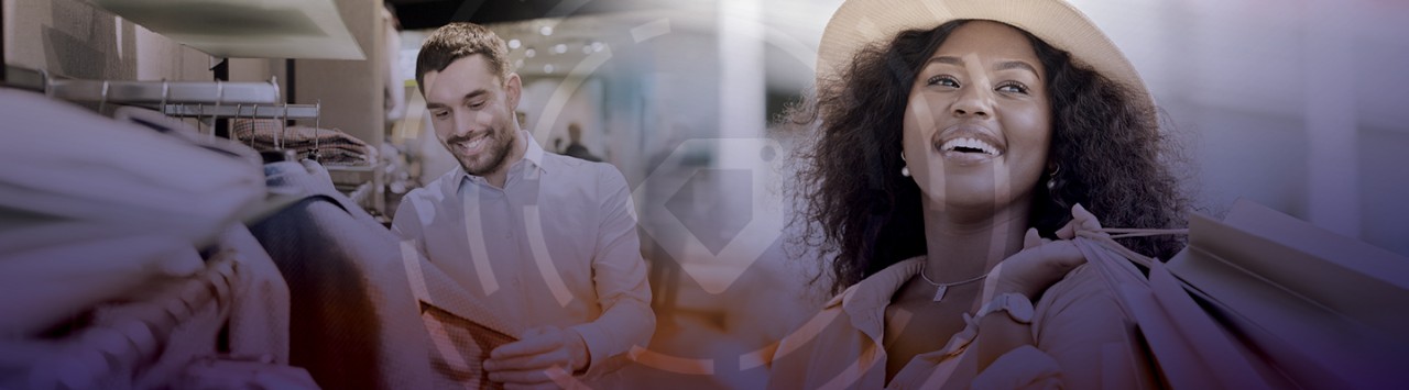 Personnes heureuses qui font des achats