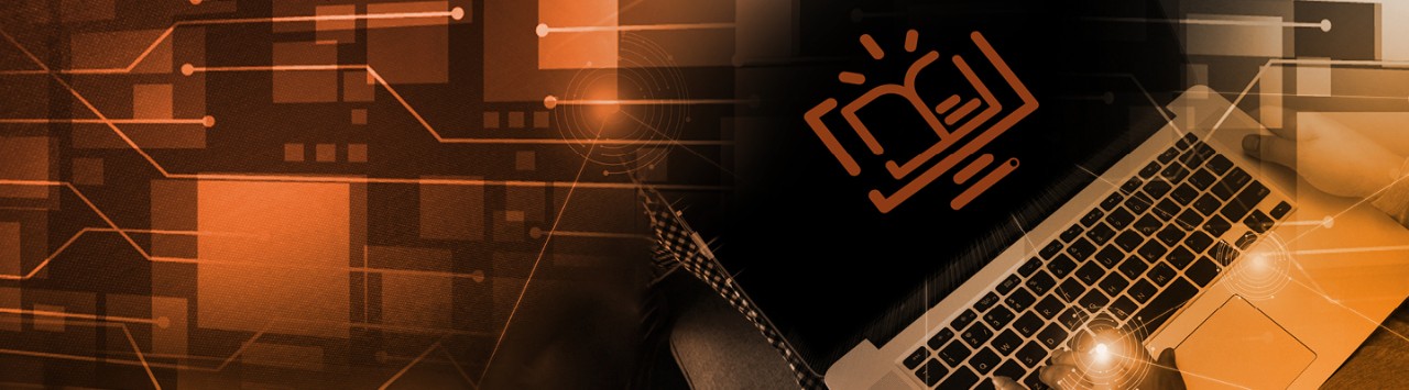 Une personne en train d'utiliser un ordinateur portable pour un cours de formation en ligne.