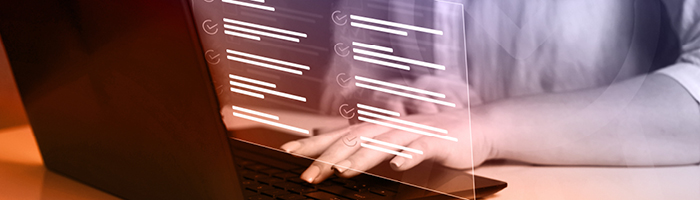 Persona davanti a un portatile che visualizza contenuti generati dall'intelligenza artificiale, per rappresentare la creazione di contenuti multilingue con l'AI.