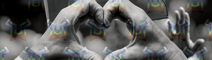 Mano che forma un cuore a supporto del mese del Pride