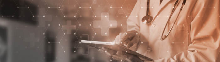 Ricercatore che esamina una cartella clinica digitale