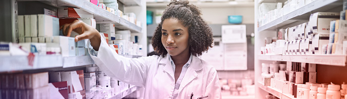 Farmacista che guarda alcuni farmaci 