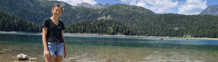 Klaudia davanti a un paesaggio naturale 