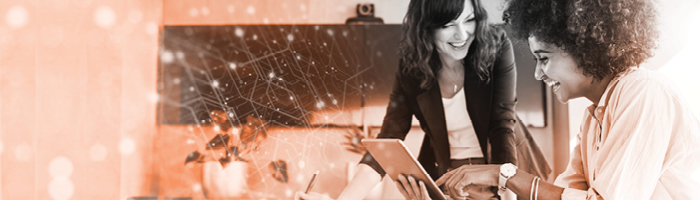 Persona che legge contenuti di eLearning su un tablet