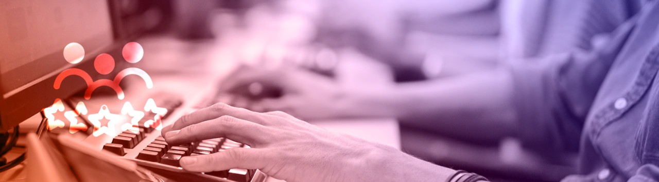 Persone che digitano con un logo sovrapposto che simboleggia l'interpretariato 