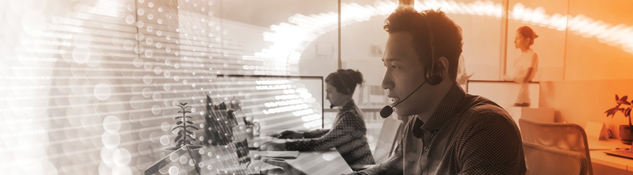 Gli operatori di un call center usano l'interpretariato telefonico per comunicare con i clienti.