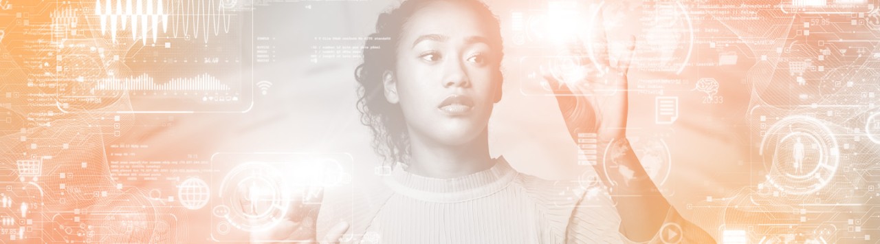 Persona che preme un pulsante virtuale