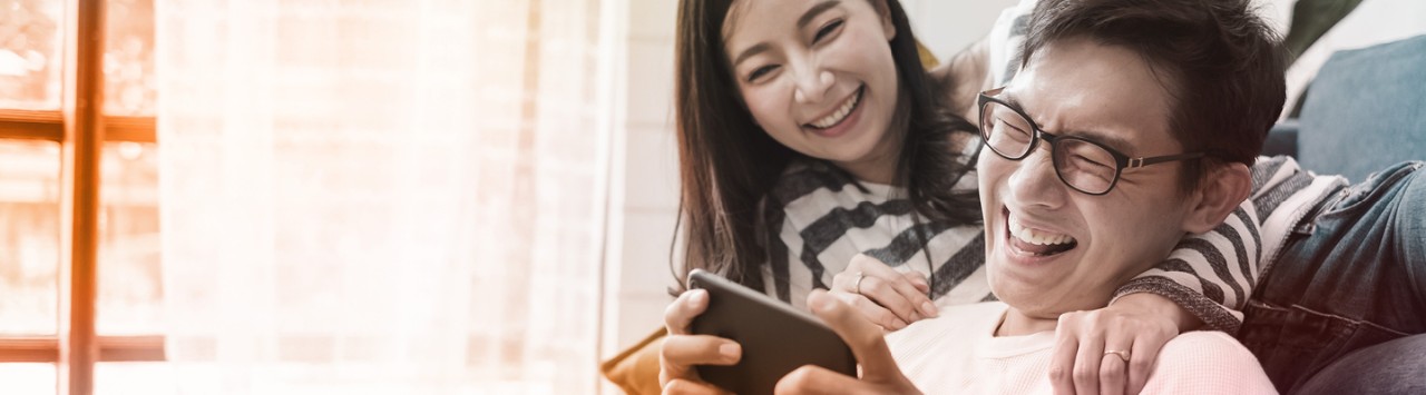 모바일 기기로 콘텐츠를 즐기고 있는 사람 