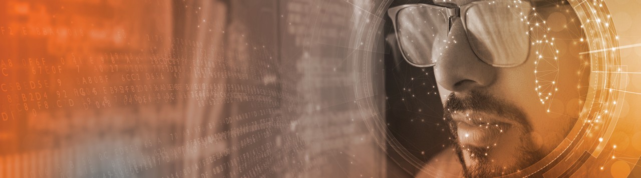 en person studerar datamönster genom en orange lins