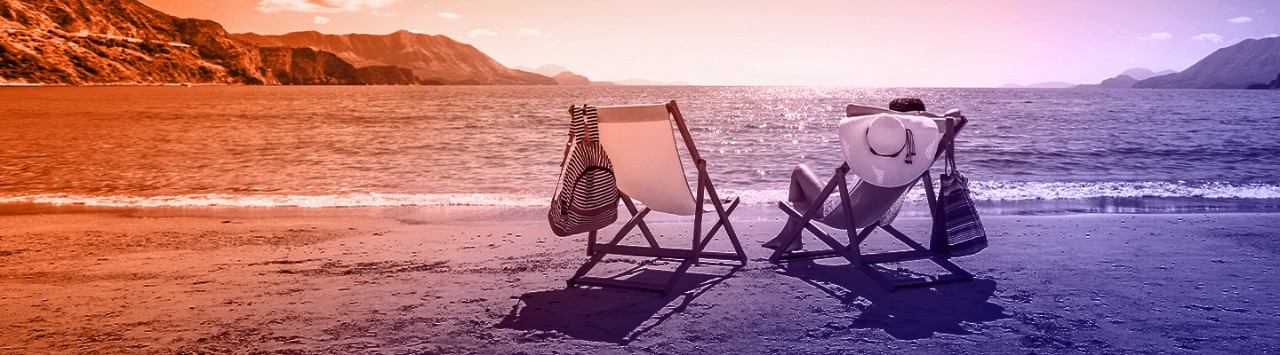 En resenär njuter av en fridfull stund på stranden under en avkopplande semester.